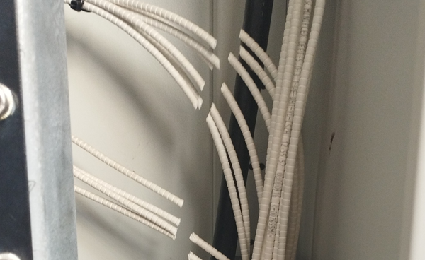Câbles sectionnés dans un local fibre à Bois-le-Roi
