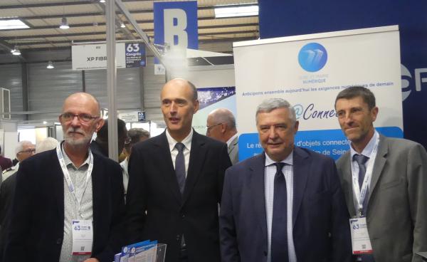 Visite du Président du Département de Seine-et-Marne, Jean-François PARIGI et du Président de Seine-et-Marne Numérique, Olivier LAVENKA sur le stand du Syndicat avec Dominique LEROY, Directeur Général des services et Jean-Louis BRUNET, Directeur adjoint de l’aménagement et des services numériques.