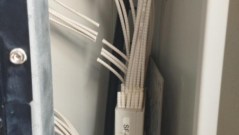 Câbles sectionnés dans un local fibre à Bois-le-Roi 03